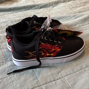 Heelys Pro 20 Skate Shoe - Kids' size 4, black flames color, NWT - new with tags
